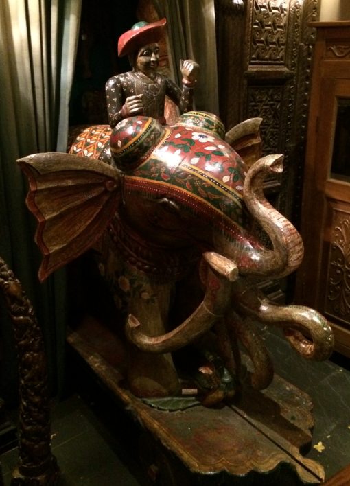 Eléphant en bois peint du Rajasthan, avec mahout, sur roues, 154cm