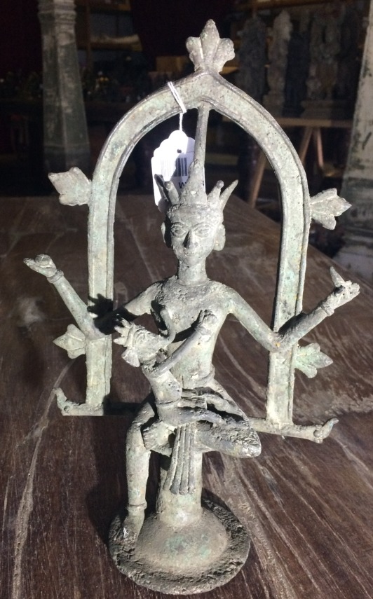 Scène tribale en métal, Parvati allaite Ganesh, 28x16cm