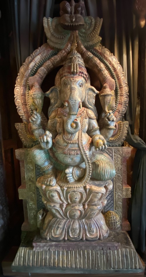 Ganesh en bois peint, 4 bras, 175x86cm