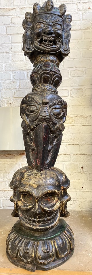 Dague/Phurba tibetain en bois sculpte, sur socle, 118 cm Népal