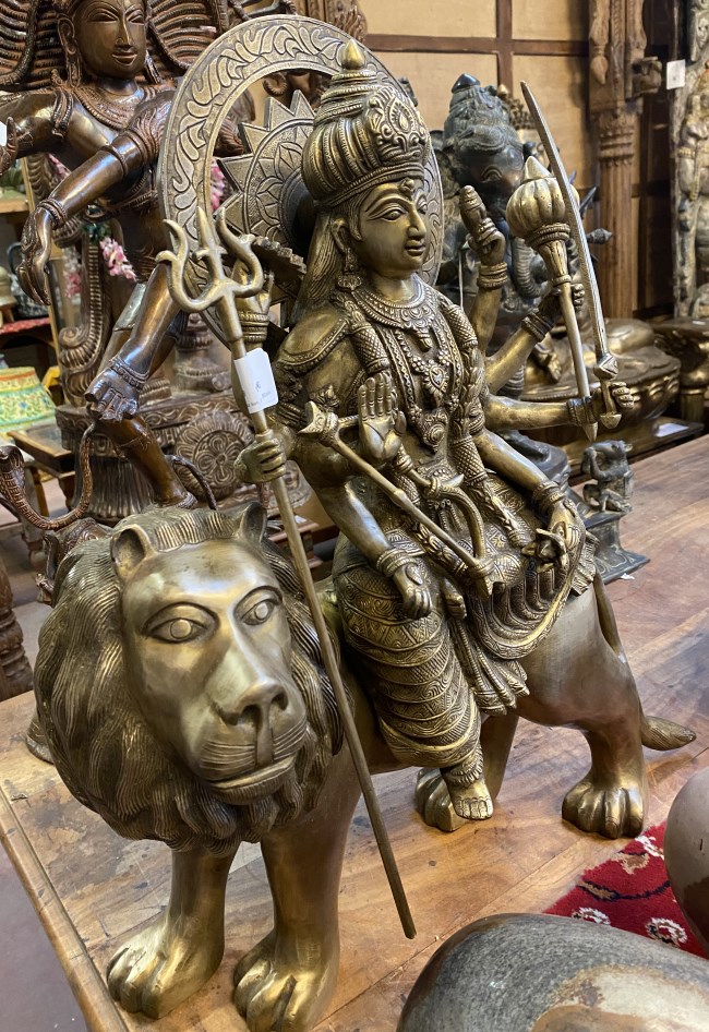 Durga assise sur lion, en metal, 60cm 