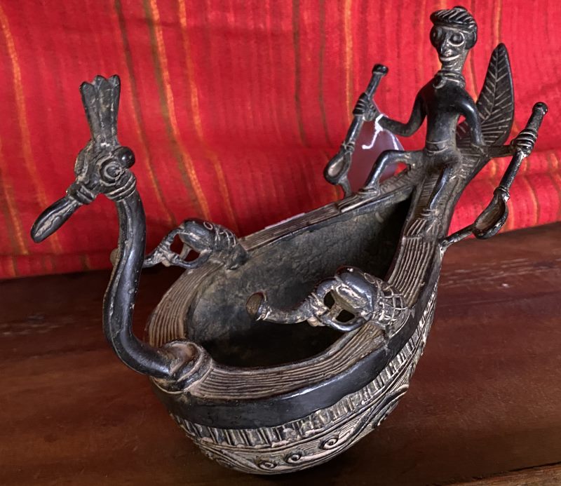 Bateau-paon tribal en metal, 1 rameur, 15x22 cm