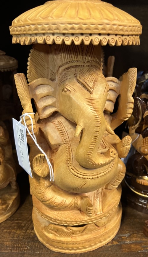 Ganesh assis sous parasol/dais, bois clair 31cm