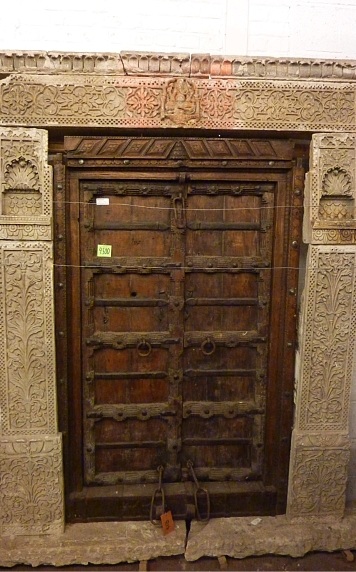 Porte ancienne en bois, cadre en pierre sculptée, 210x145cm