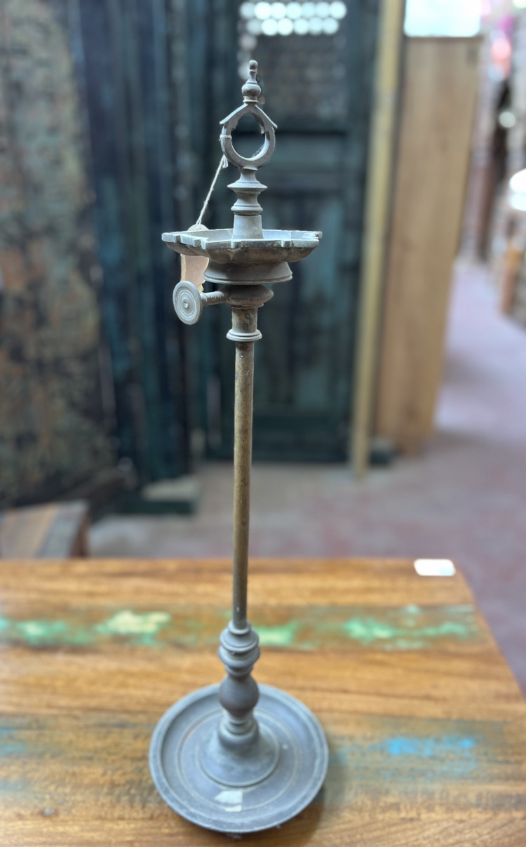 Lampe &agrave; huile sur pied, &agrave; un plateau, 65cm