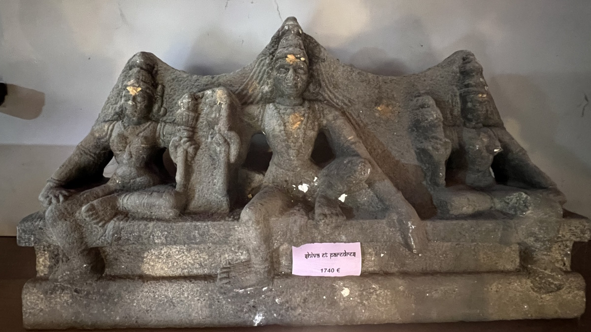 Relief ancien de Shiva et deux parèdres, en pierre, 80x45 cm