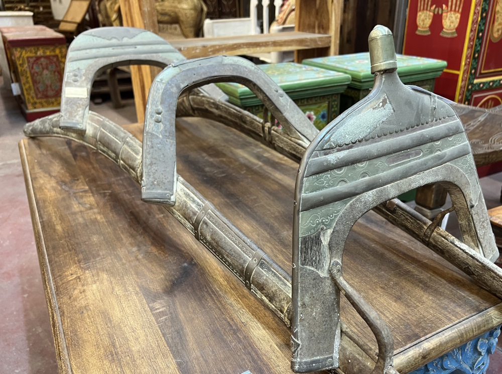 Selle de chameau. Pi&egrave;ce ancienne en bois et laiton  Rajasthan