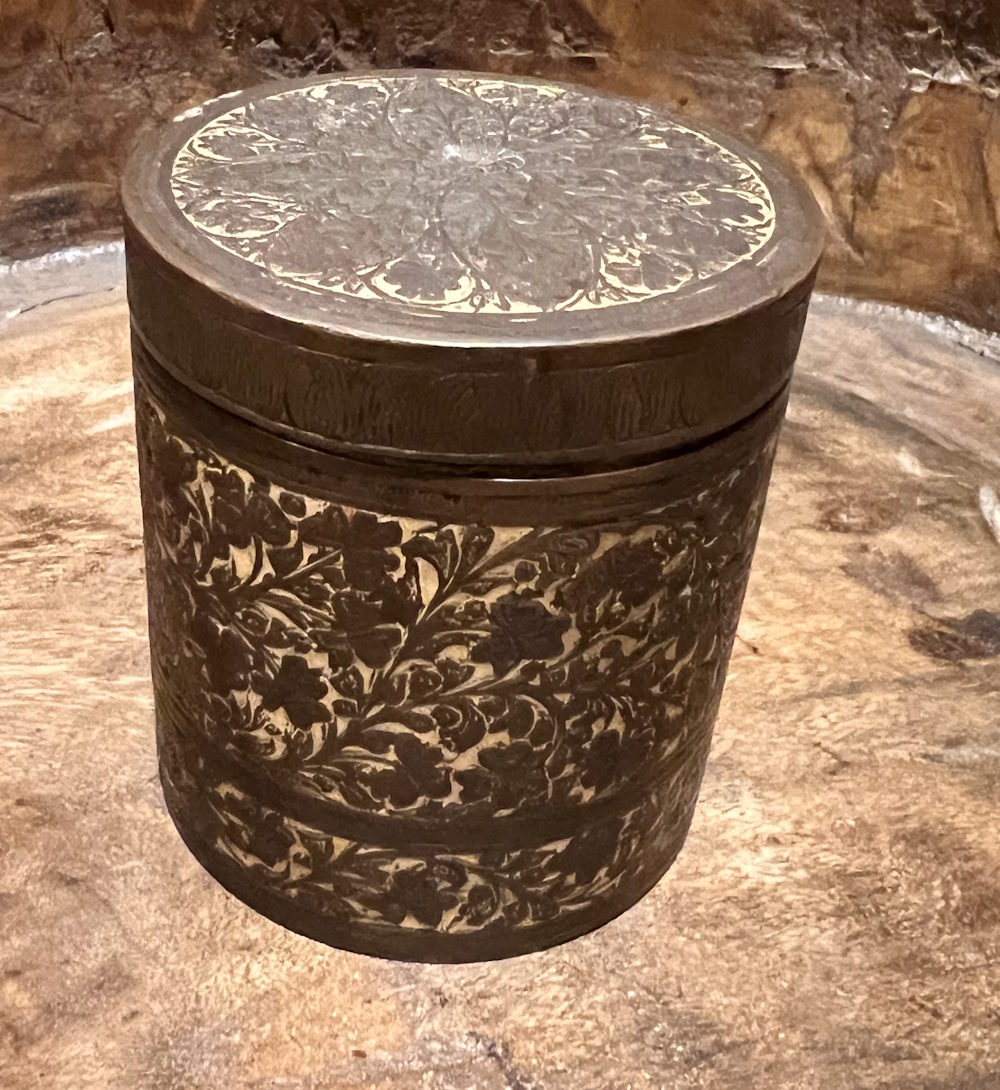 Bo&icirc;te cylindrique laiton d&eacute;cor ant