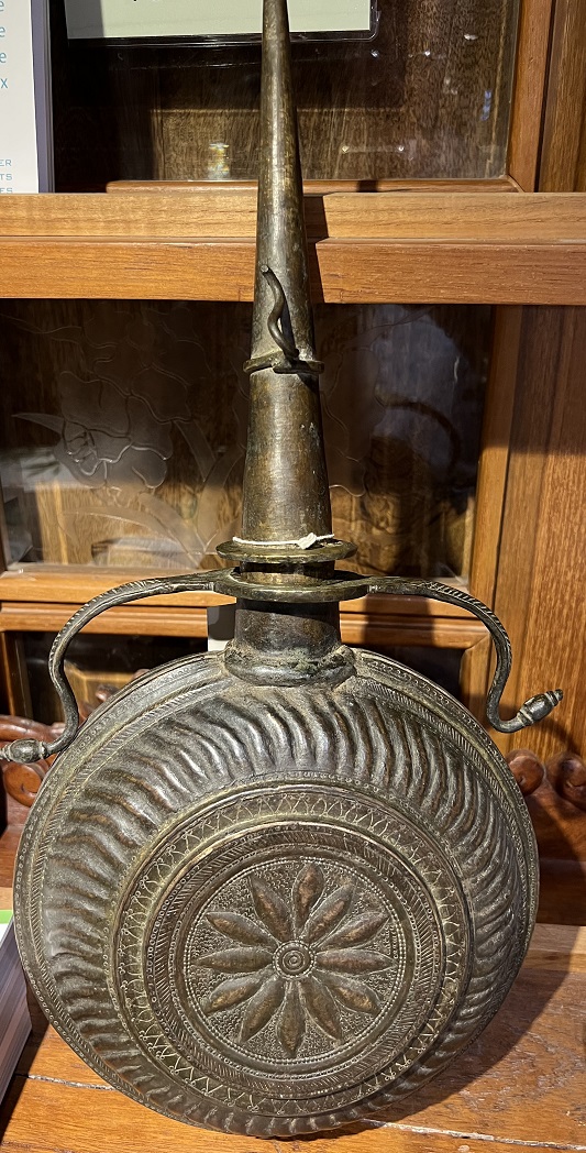 Pot metal / fer ancien, relief geometrique, bouchon, 46,5cm