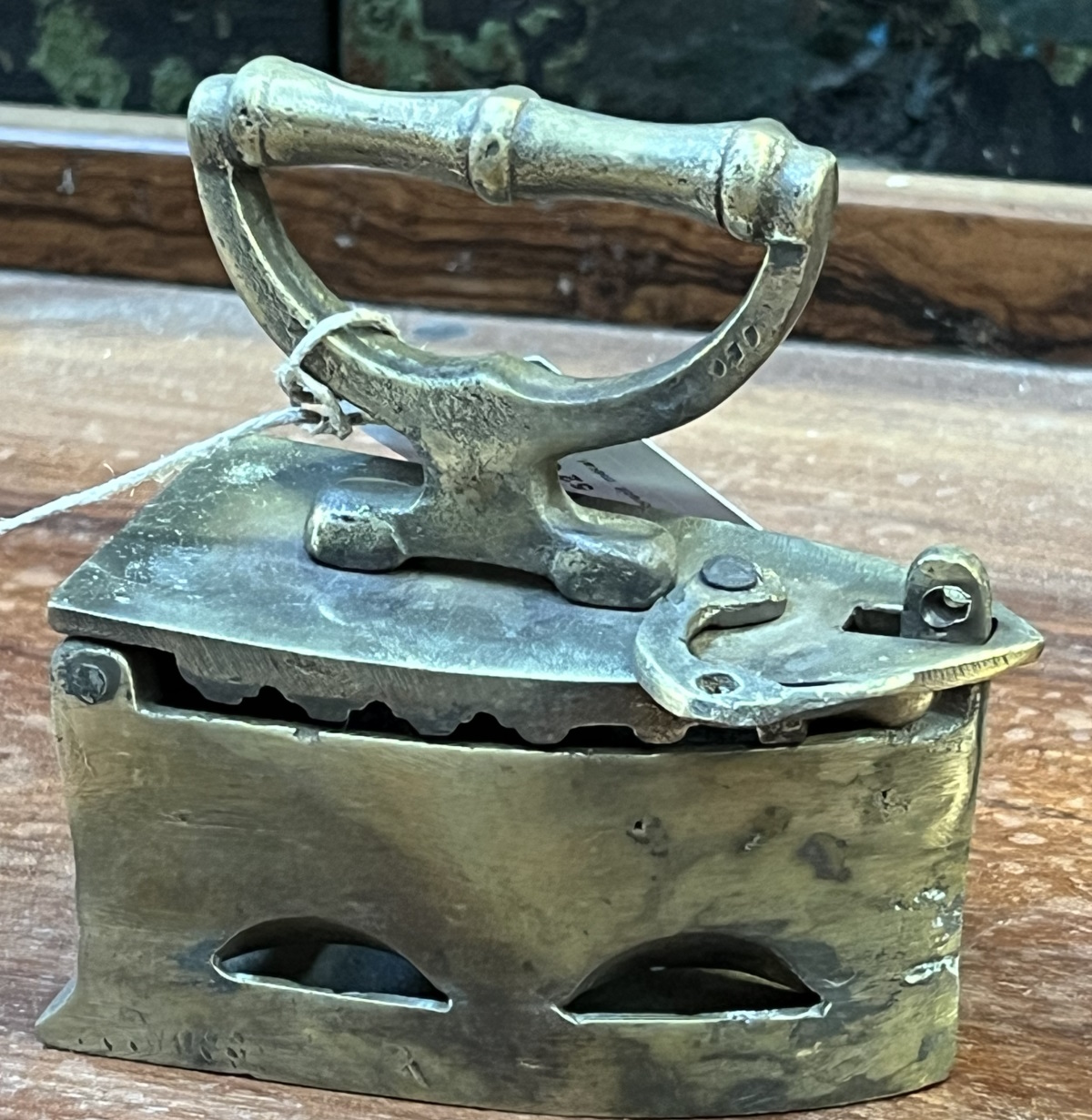 Fer à repasser décoratif, métal, 11,5 x 12 cm