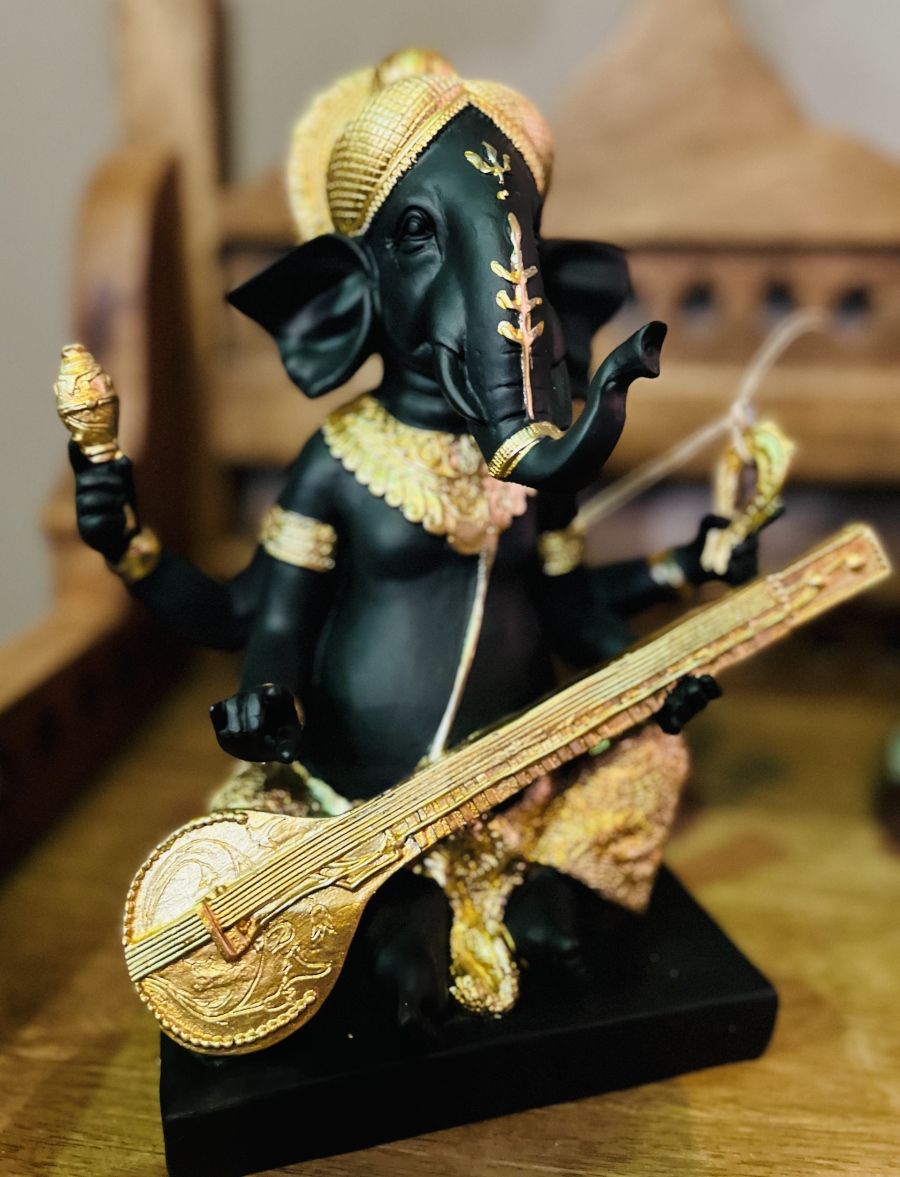 Statuette Ganesh avec sitar 23,5 cm en résine - doré [DG]