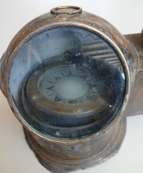 Lampe de bateau ancienne avec boussole