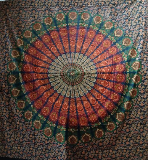 Mandala geant orange contour vert