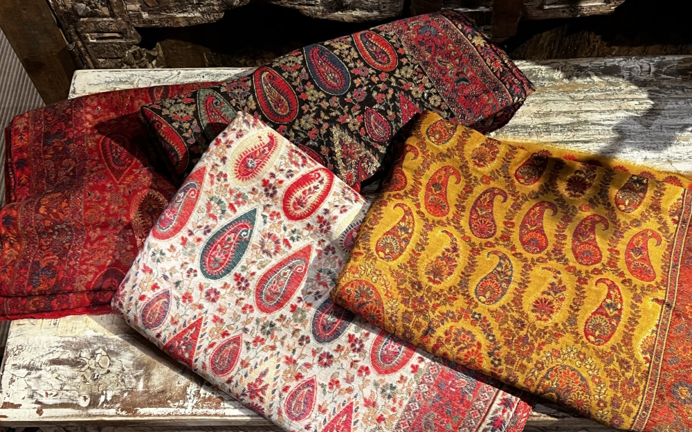 Shawl imprimé dorures (foulard)