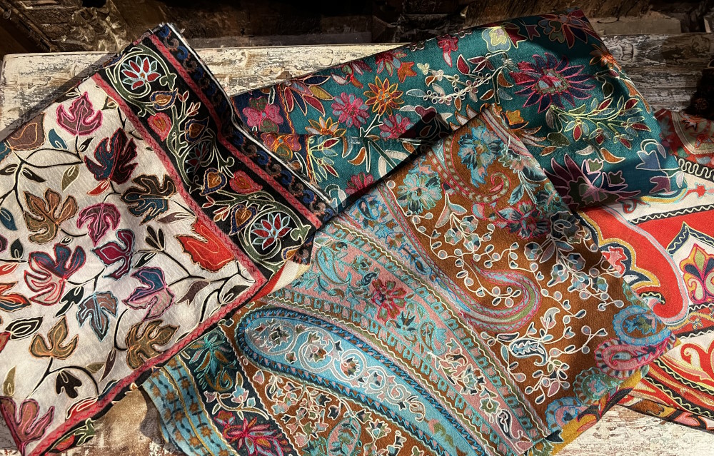 shawl brodé coloré (foulard)