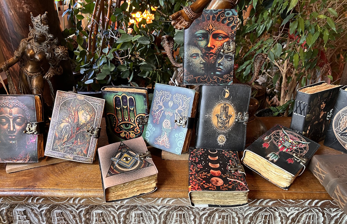 CARNETS DE VOYAGE &laquo;&nbsp;PUSHKAR&nbsp;&raquo;. Couverture cuir repouss&eacute;