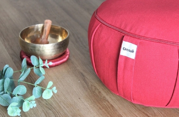 Zafu en Kapok biologique de couleur bordeaux Omsa&eacute;