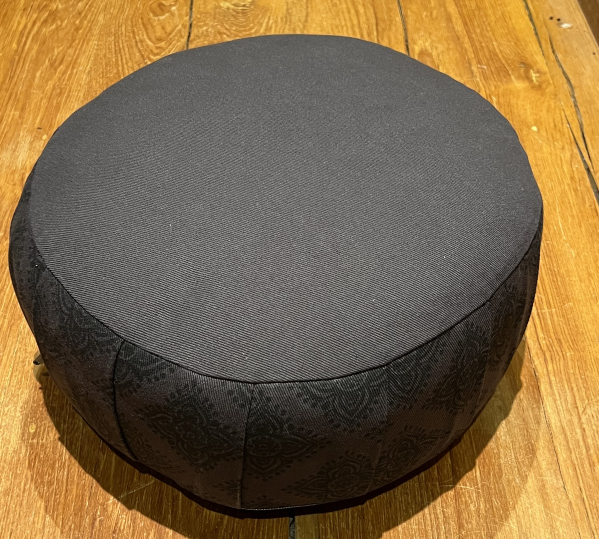 YOGA - COUSSIN ROND KAPOK - NOIR DESSIN TON S / TON
