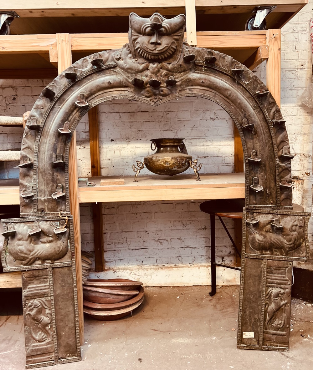Panneau en métal ancien: prabha de divinité de temple, 150cm