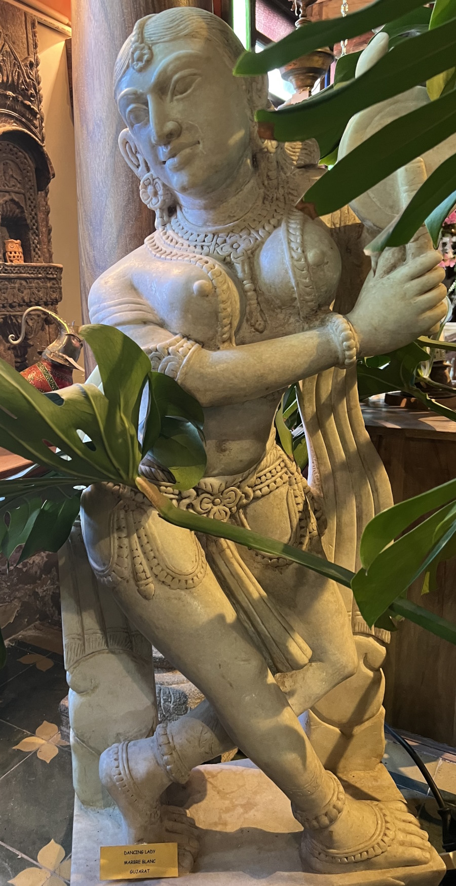 Deepa Lakshmi Jeune femme en marbre blanc (Mount Abu - Gujarat) 50cm