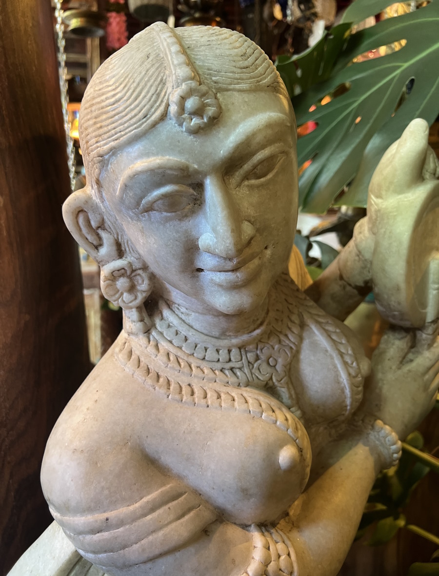Deepa Lakshmi Jeune femme en marbre blanc (Mount Abu - Gujarat) 50cm