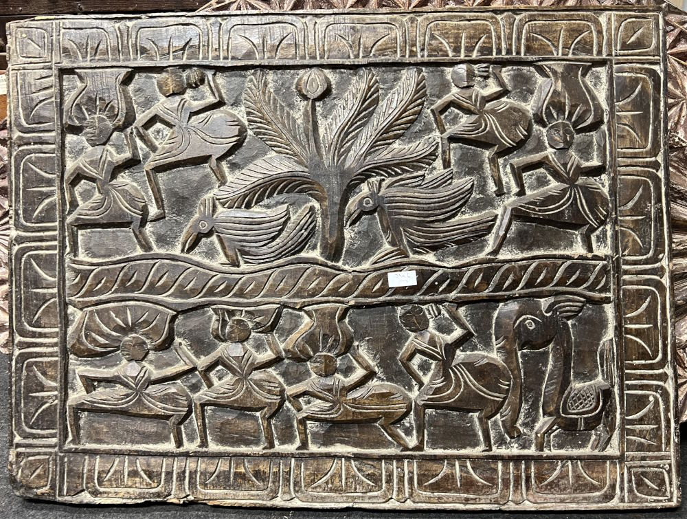 Panneau tribal en bois, scènes village+animaux, 45x61cm