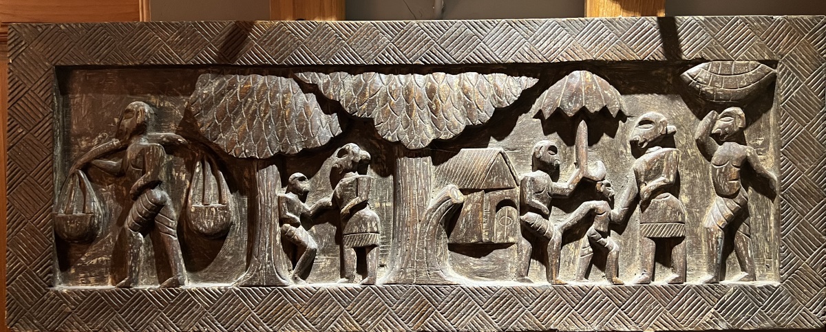 Panneau tribal en bois, scene villageoise, 37 x 92 cm