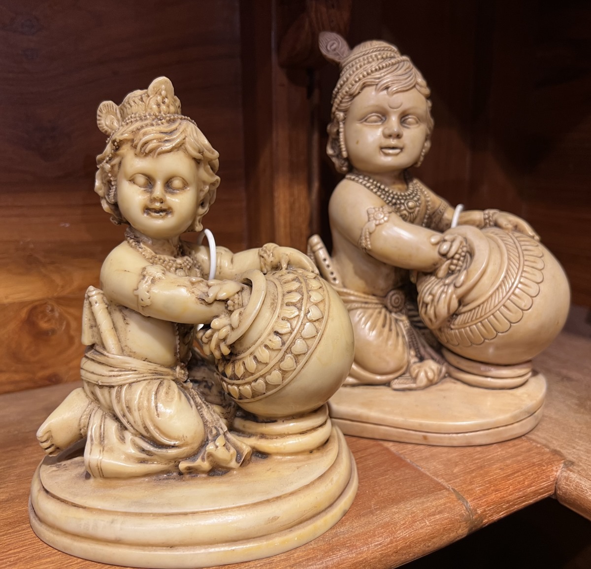 Krishna bebe+pot de beurre, resine, 20x15 cm