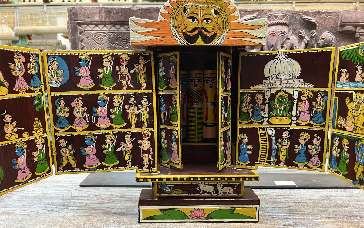 Autel/temple portatif, bois peint, divinités, 41cm