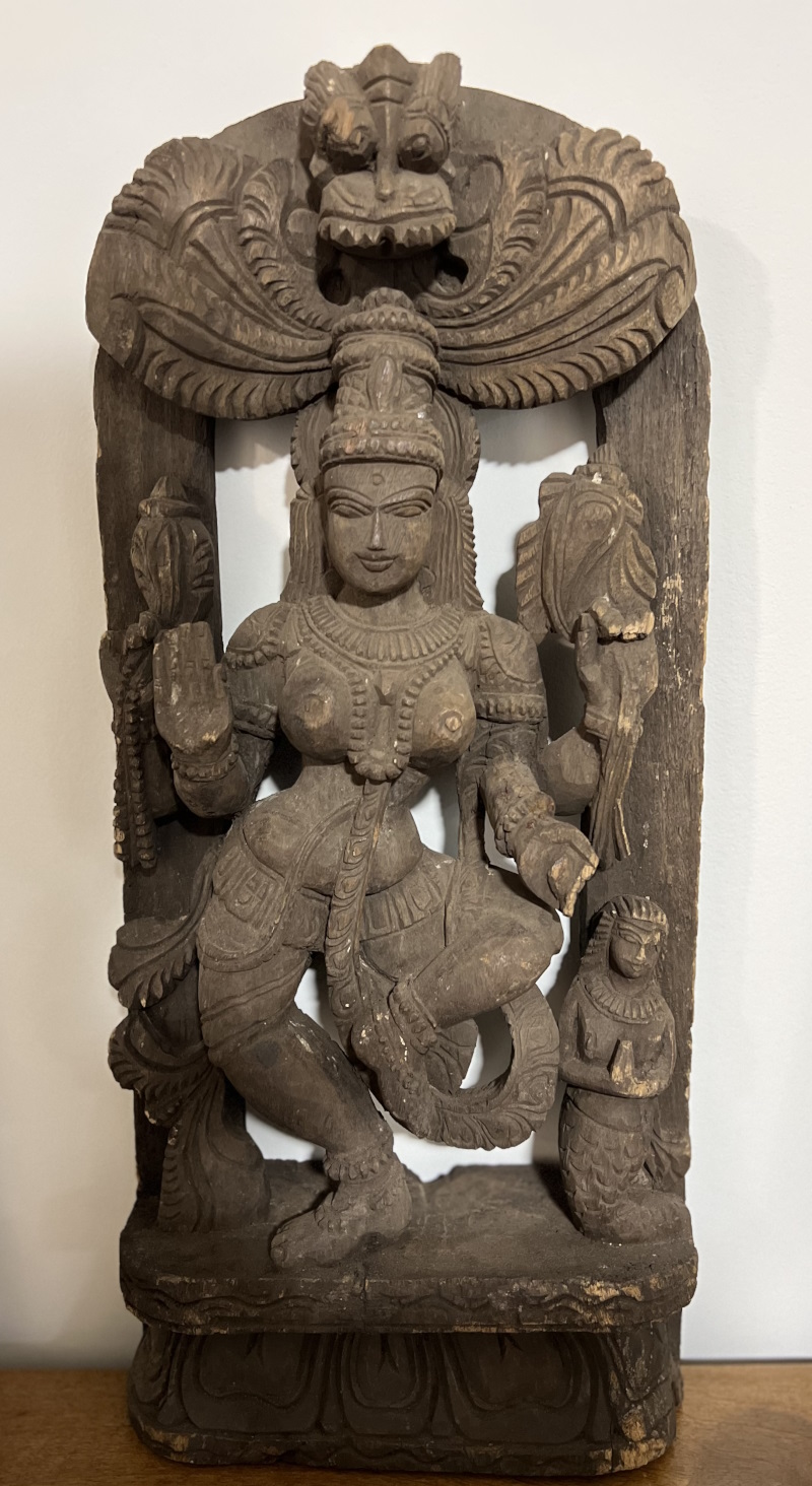 Jeune fille dansant ancienne, bois / prabha 62x28 cm