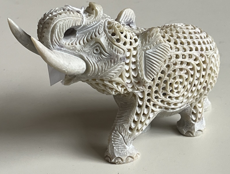 Elephant pierre soap ciselee trompe relevee, 13cm