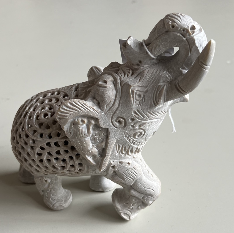 Elephant pierre soap ciselee trompe relevee, 18cm