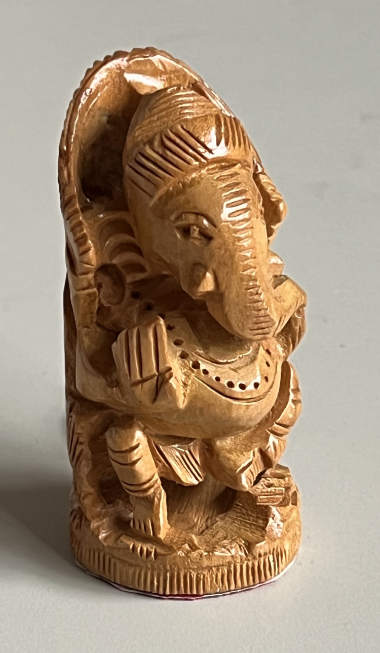 Ganesh assis bois verni clair, 8cm