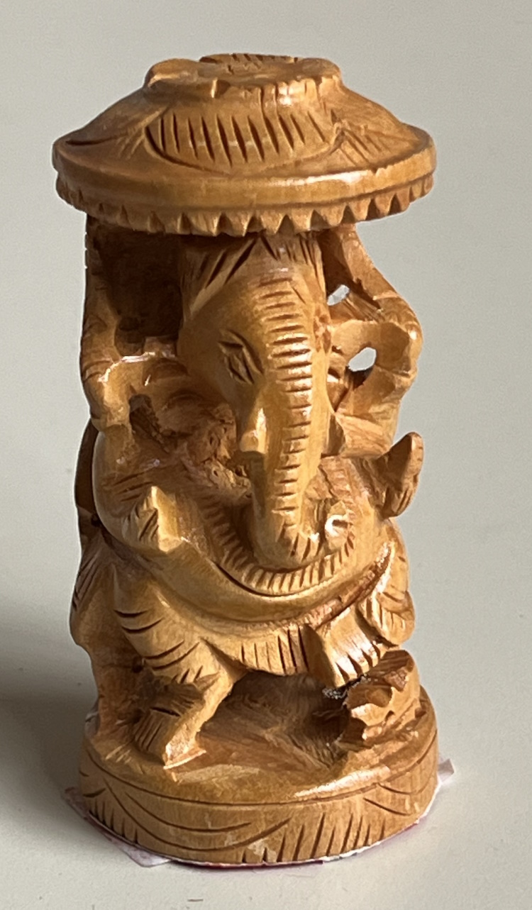 Ganesh assis sous parasol bois verni clair, 10cm