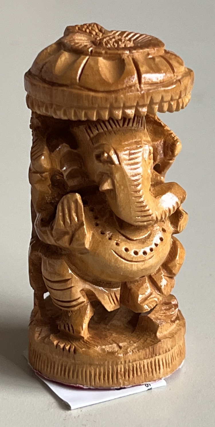 Ganesh assis sous parasol bois verni clair, 8cm