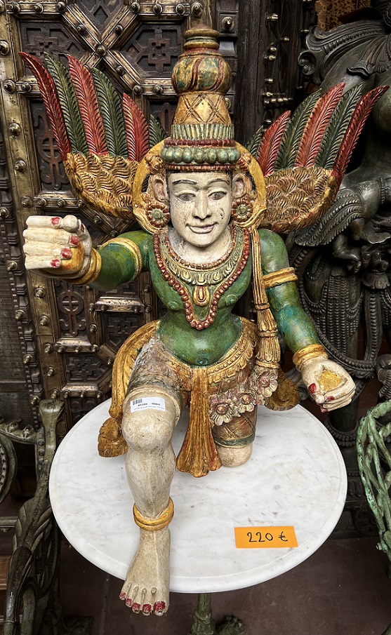 Garuda agenouille, bois peint, 76 x 20cm 