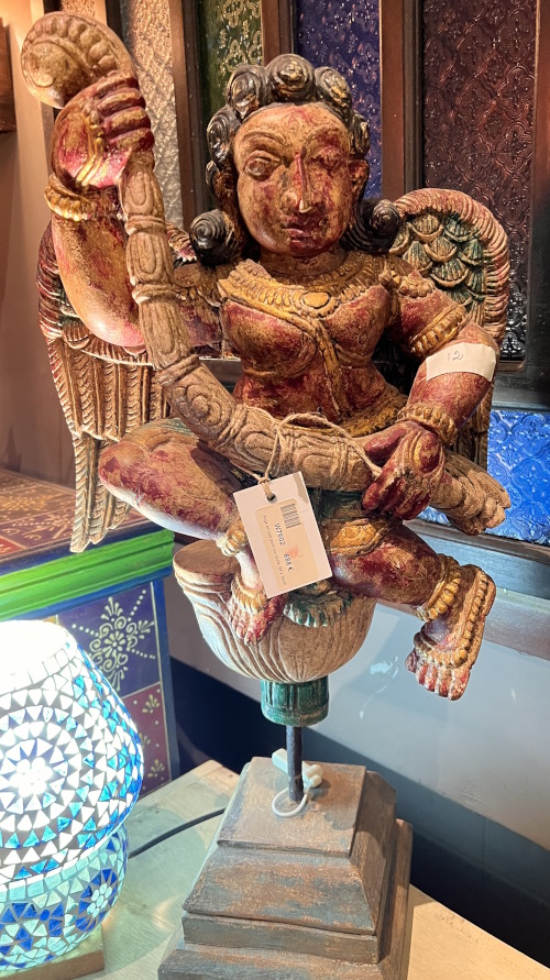 Ange en bois peint sur socle, 66 x 34cm