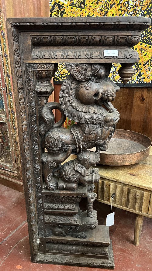 Panneau bois, jambage de porte, lion sur elephant, 123x55 cm