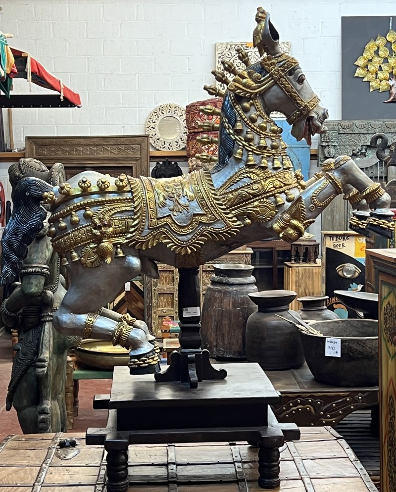 Cheval cabre, bois peint, dorures, 107x113 cm