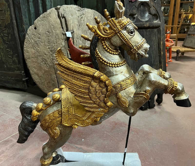 Cheval cabre, bois peint, dorures, 84x80 cm