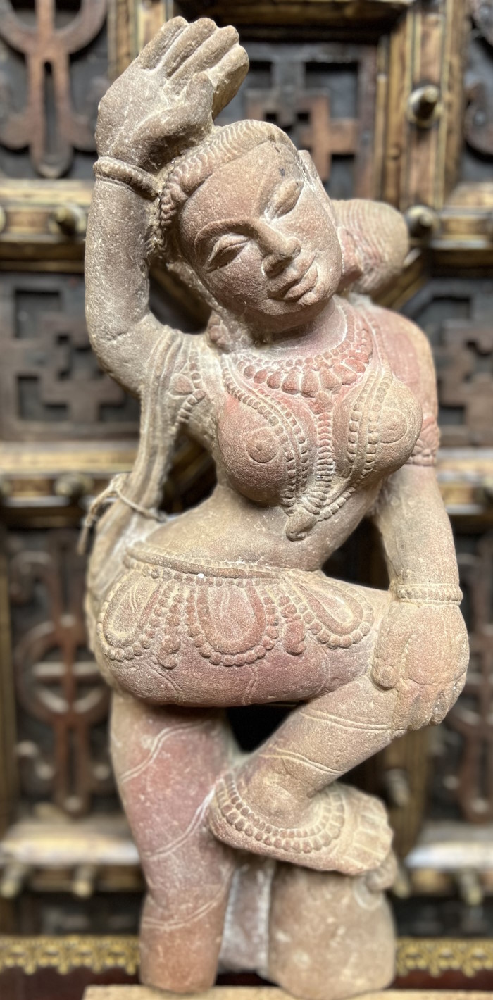 Jeune fille dansant en pierre, grès rose, 45cm 