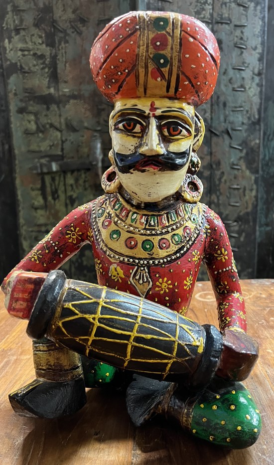 Musicien du Rajasthan, assis, bois peint, 37,5 cm
