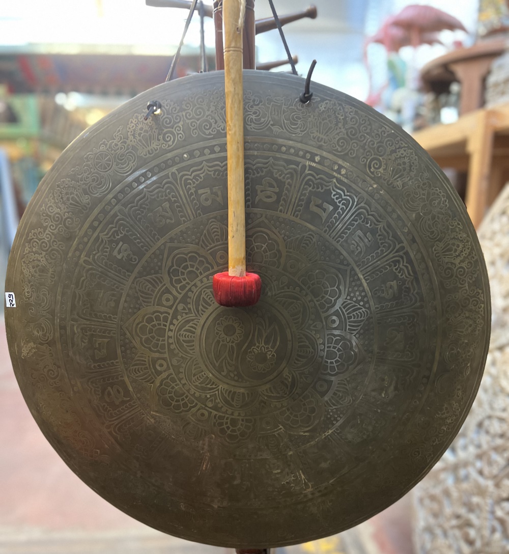 Gong a decor raffine tibetain, diam 54-56 cm