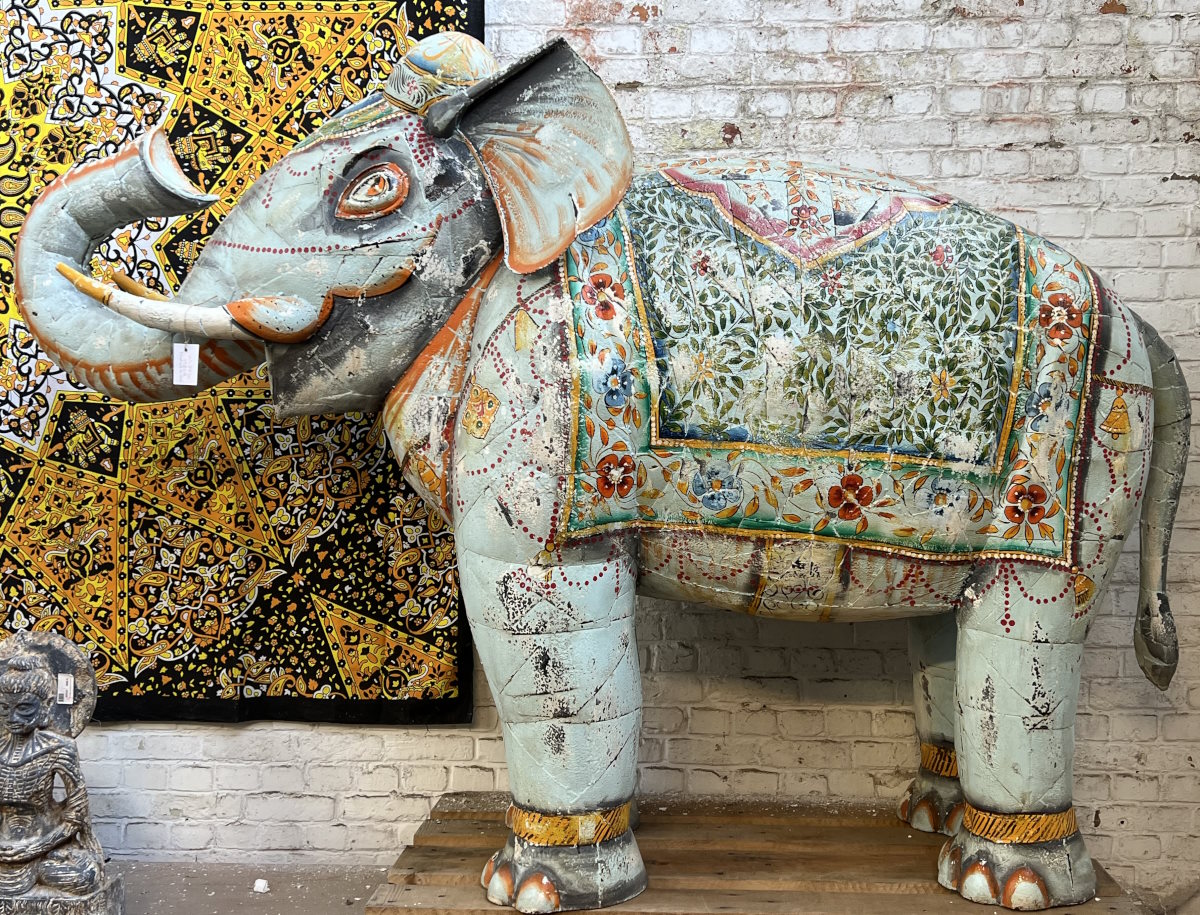Elephant en metal peint pastel, 140x220 cm
