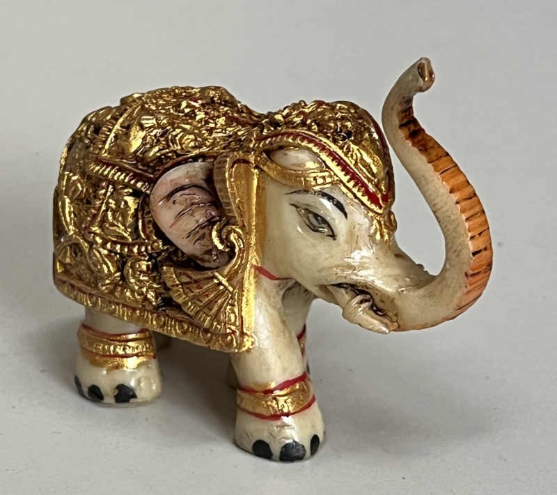 Elephant en resine peinte, 5,5x7,2 cm