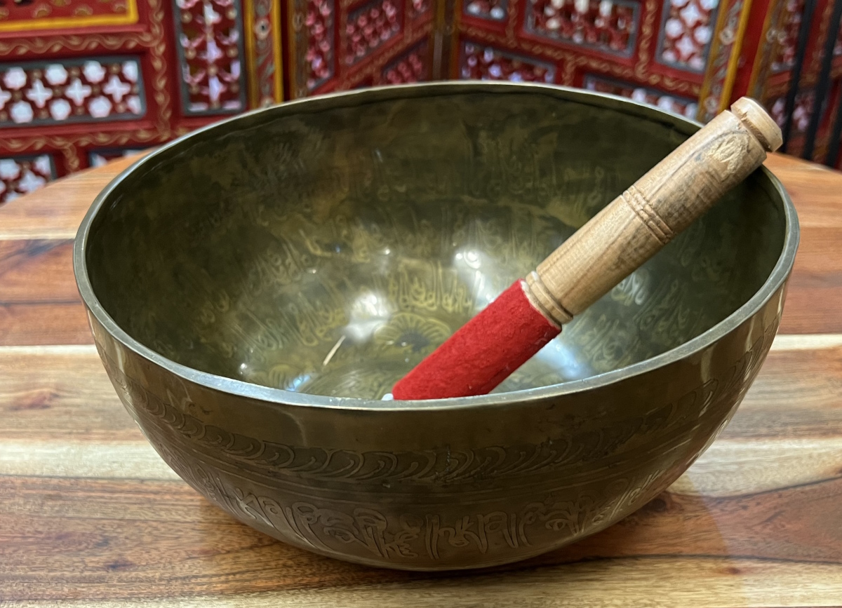 Bol chantant tibétain, motif bd gravé, diam 22-23 cm