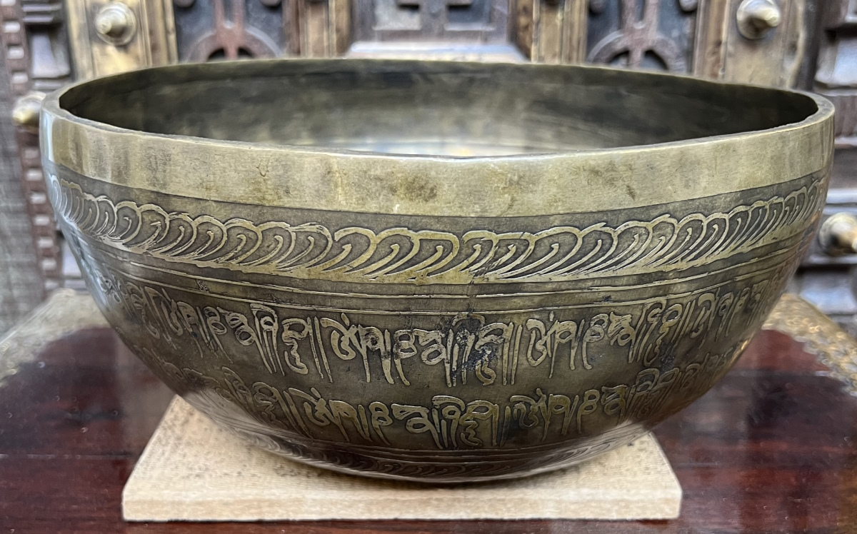 Bol chantant tibétain, motif bd gravé, diam 27-28 cm
