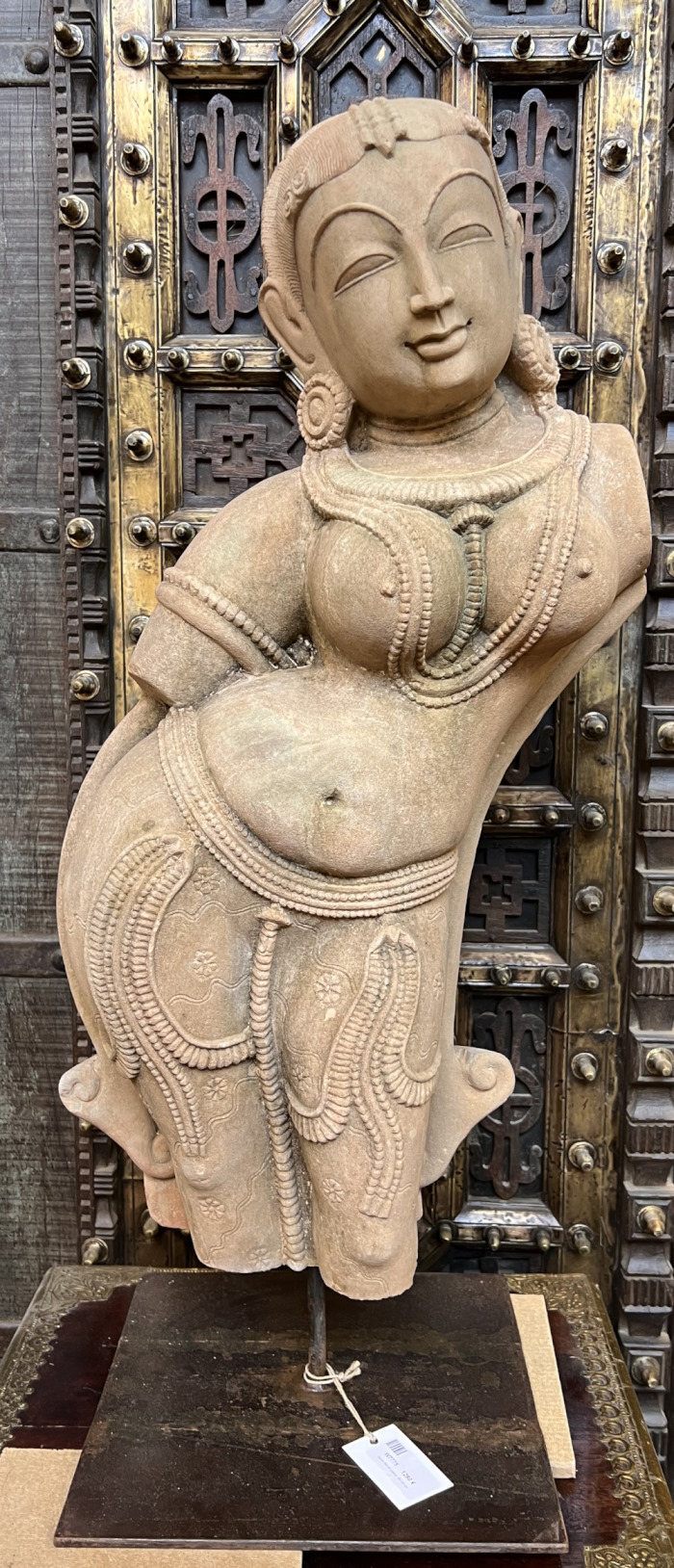Jeune fille en pierre,  80-90 cm 