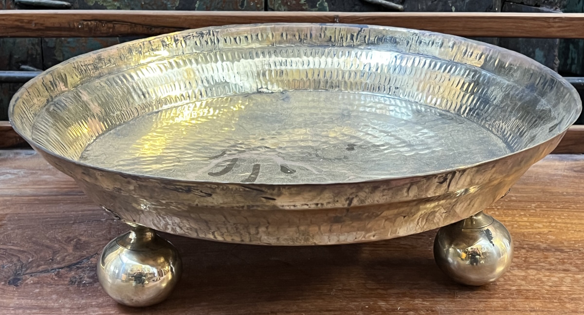Plat en métal / trépied (sphères), 14,5 x 43,5 cm