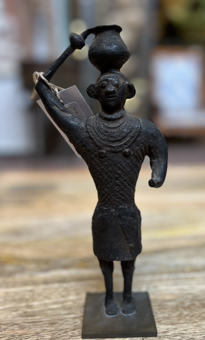 Femme tribale / pot à eau, métal, 23 cm